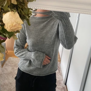 Grå stickadtröja  - Fint skick 