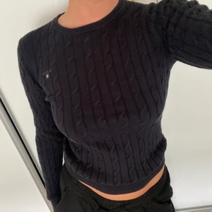 Stickadtröja GANT - Bra skick, några få noppror.  GÄLLER INTE HALVA PRISET