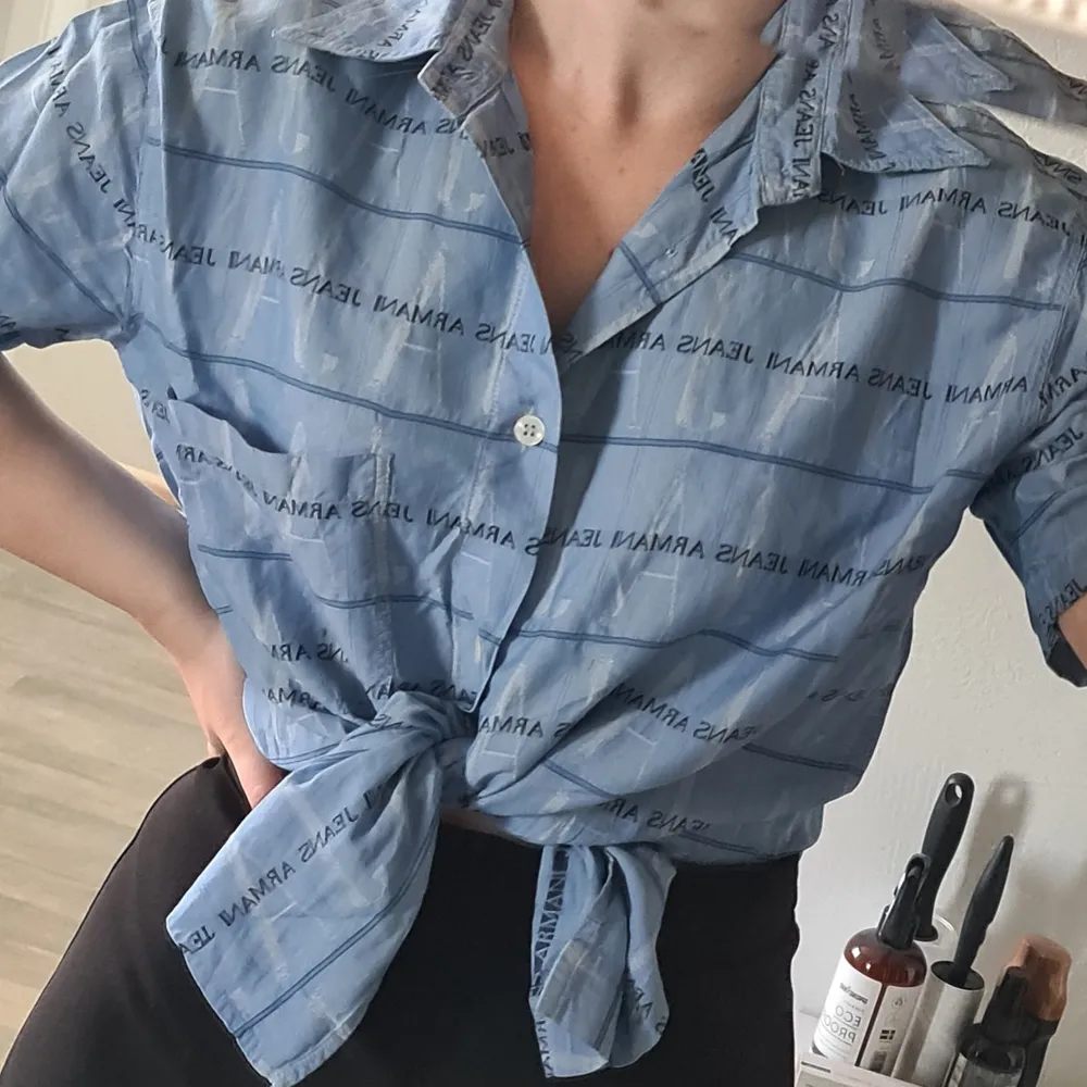 Armani Jeans kortärmad vintage skjorta i nyskick. Herrmode men har använts som oversized för dam.  Köparen står för frakten. Betalning sker genom swish. 💌. Skjortor.