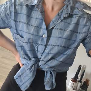 Armani Jeans kortärmad vintage skjorta i nyskick. Herrmode men har använts som oversized för dam.  Köparen står för frakten. Betalning sker genom swish. 💌