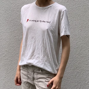 Söt topp - !!köp inte via ”KÖP NU” knappen!! Skön t-shirt i supermjukt material med ett sött citat på. Storleken är L men sitter skönt på mig som är xs