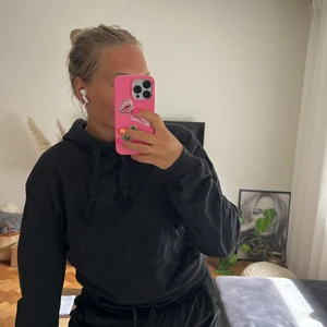 Svart hoodie  - En svart hoodie från NA-KD i strl M 🖤 använd men i fint skick! 