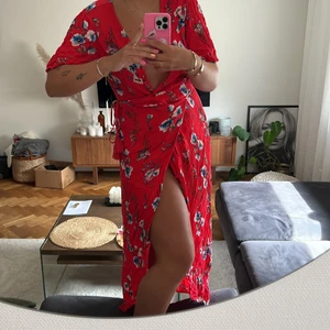 Superfin klänning  - En jättefin klänning från Nelly i strl 38! Kan knytas på lite olika sätt i midjan och faller väldigt fint på kroppen! Använd en gång på ett bröllop så den är i superfint skick! ❤️💗