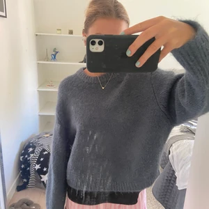 Zara stickad tröja - Säljer denna fina stickade tröja ifrån zara som tyvärr inte kommit till användning så mycket. Storlek XL men passar mig perfekt som brukar ha storlek S. Tröjan är i en blå nyans, syns på sista bilden.