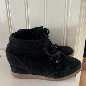 Snygga skor💗 - Ett par kilklackar (liknande isabel marant) i svart mocka💗💗