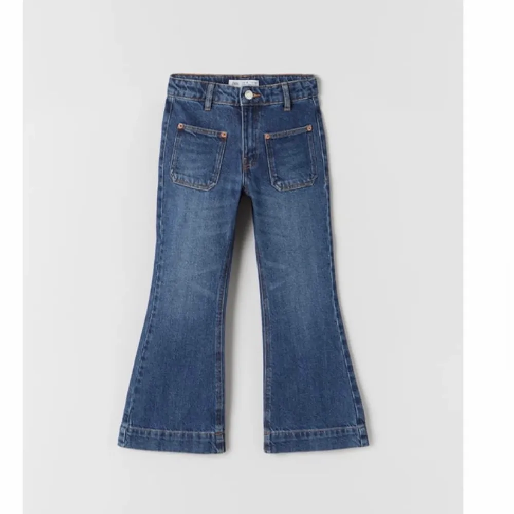 Ett par jättefina jeans från zara barnavdelning. Säljs eftersom de var för små på mig som har stl S/M i vanliga fall men de skulle absolut passa någon som bär XS. Prislappen sitter kvar. Bara att skriva för fler bilder💗. Jeans & Byxor.