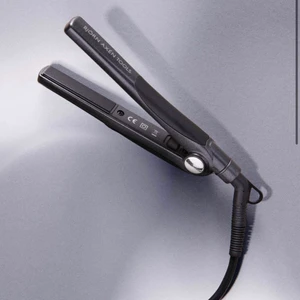 Plattång mini  - Säljer nu min plattång, ”Björn Axén tools, hair straightener mini” • Använd ett fåtal gånger • Mycket fint skick • Orginal kartongen finns kvar • Ska tydligen finnas en liten nessesär åt den men den hitta jag tyvärr inte 