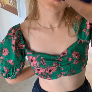 Fin zara-topp - Croptop från Zara i otrolig grön och rosa färg och superfint mönster. Köpt på plick men var tyvärr för stor för mig. Storlek L men passar M/S beroende på hur stor byst. Skriv om du är intresserad, använder mig inte av köp direkt-funktionen.