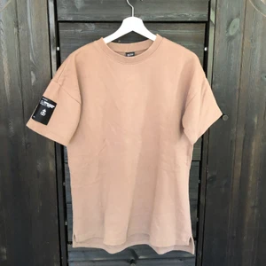 Drop Dead Oversized T-Shirt Small - Drop Dead Oversized T-shirt storlek Small från 2017. Bra skick, sällan tvättad. Rekommenderas någon med storlek medium-small då den är stor.