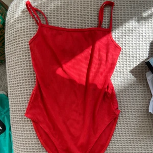 Röd body  - Säljer en röd body i storlek M/38. 40kr.