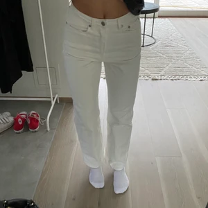 Vita jeans - Vita jeans från weekday i modellen rowe🐚  Använda ett fåtal gånger så är i princip som nya🕺🏽