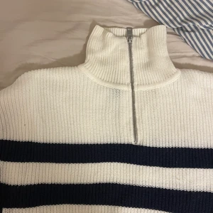 trend randig tröja - superfin randig tröja som ej kommer till användning, varit slutsåld på h&m flera gånger om! något croppad i formen men så fin på 💓💗💕 frakt tillkommer. 