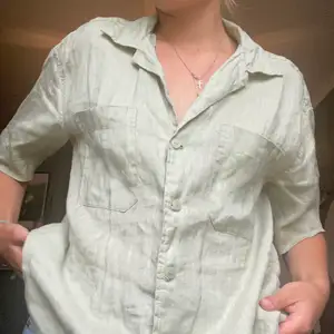 Jätte fin kortärmad linneskjorta jag köpte förra sommaren💞 sjukt snyggt att ha t.ex över ett vitt linne o jeansshorts🫶 kom privat för intresse, pris kan diskuteras