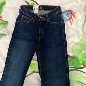 helt nya blåa lee jeans. i modellen ”super skinny high waist ivy”. köpta för 1000kr