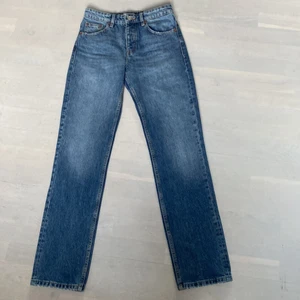 Zara - Ett par low weisted Jeans från Zara sitter perfekt och jag är 157cm men dem passar en som är 160cm för dem är långa Undre för att dom är långa i storlek 💞