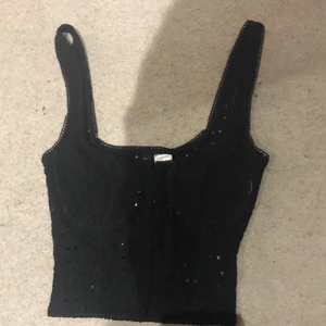 Korsett  - Svart korsett, rätt så långa armar, småhål