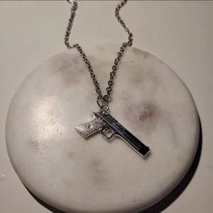 ‼️ Vid köp skriv privat ‼️ handgjort silver pistol halsband rostfritt stål  Frakt 13 kr