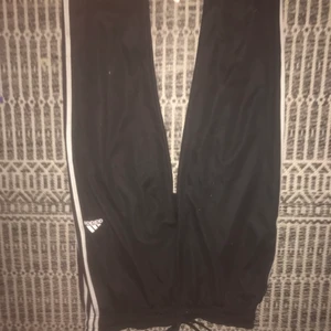 Adidas byxor - Bra skick, kom priv för mer bilder 