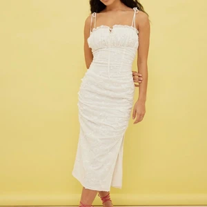 NA-KD klänning - Vit klänning från NA-KD, strl: 34. Använd en gång på midsommar bara ❤️ Nypris: 699kr, slutsålt i strl 34 på hemsidan. Bud vid flera intresserade 💓💓 