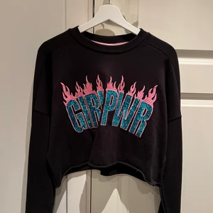 Kort tjocktröja - Kort tjocktröja från HM strl. S 50 kr + frakt