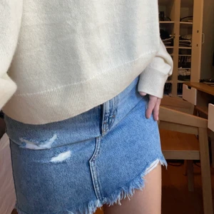 Jeanskjol - Jeanskjol från Mango i strl M men lite mindre i storlek så passar även S. Aldrig använd