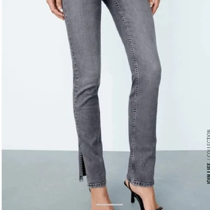 Zara jeans split skinny - As snygga zara byxor med lappen kvar, helt oanvända, säljer då det inte passade mig.💕