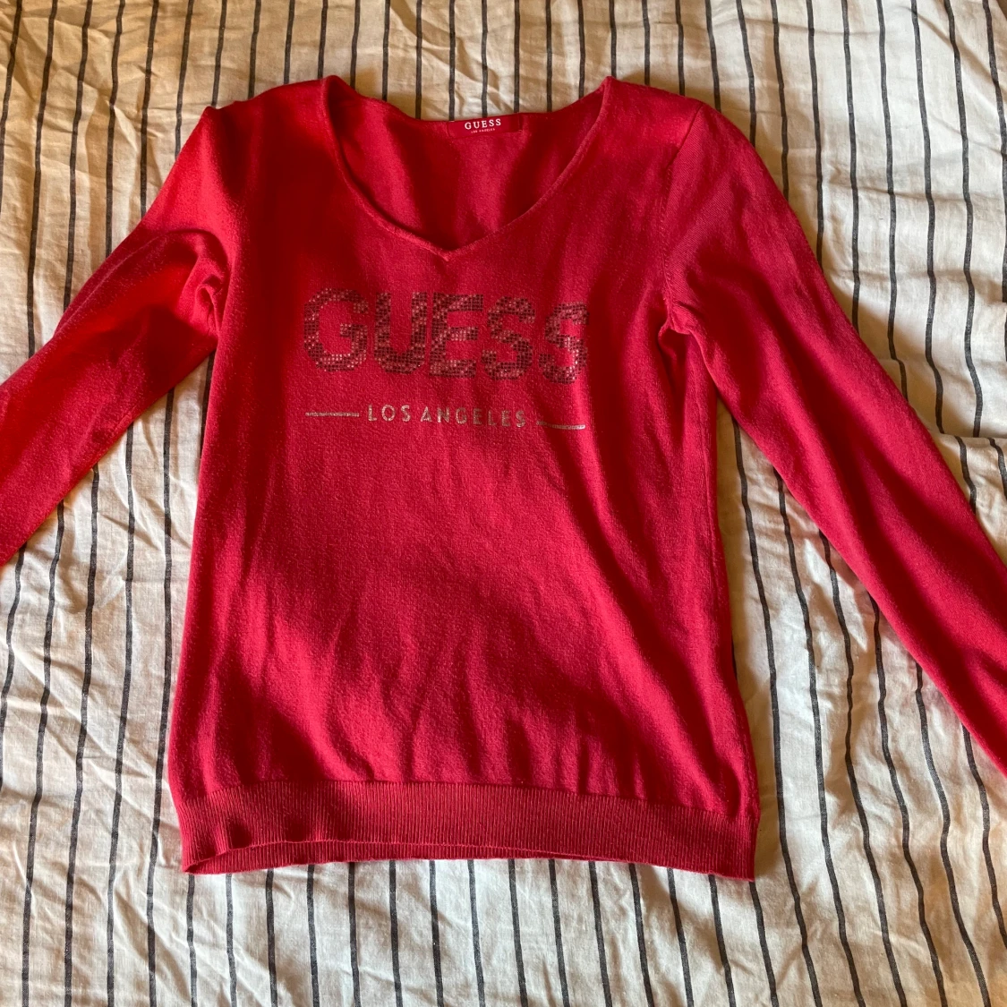 GUESS STICKAD TRÖJA