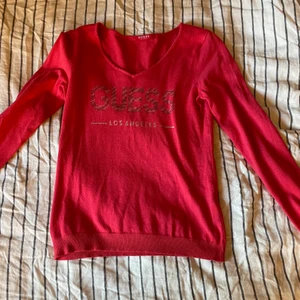 GUESS STICKAD TRÖJA - Säljer nu min älskade älskade Guess tröja. Tröjan är använd kanske 5-10 gånger men nu är den tyvärr för liten för mig som har S-M i storlek. Den är ganska liten i strl så jag skulle säga att den passar en mindre S och Xs. Tröjan är köpt för 530kr🙏🏼💗