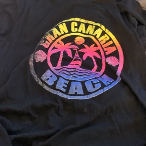 Gran canaria T-shirt  - grancanaria tröja, väldigt färgglad och ja säljer den för att ja inte använder den och tror den skulle passa någon annan, Storlek S