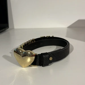 Love Moschino skärp  - Mycket fint skick, lite slitet vid hålöppningarna men syns ej när man har på sig det. Made in Italy  Nypris cirka 1200. Bud från 300: