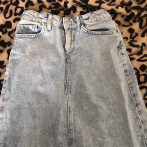 Säljer denna snygga jeans kjolen då den inte kommer till andvänding längre 💕 Kontakta om du är intresserad, köpare står för frakt 🤍 + jag är inte säker på frakten som står där nere 