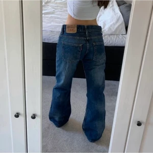 Levis 512 - Säljer mina Levis 512or! Köpt här på plick för 700kr, bra skick. Nypris 1299kr. Säljs för 500. Liknar 501orna!  [lånade bilder från förra säljaren] ‼️tryck INTE på köp direkt‼️💛 (lägger ut igen)