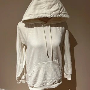 Vit hoodie - Helt vanlig vit hoodie, använd ett par gånger! 