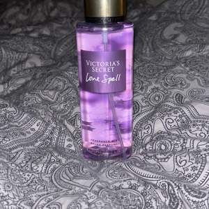 Helt ny och oanvänd parfym i märket ”victoria secret” som är i lukten ”love spell”. Säljer oxå den utan frakt😊