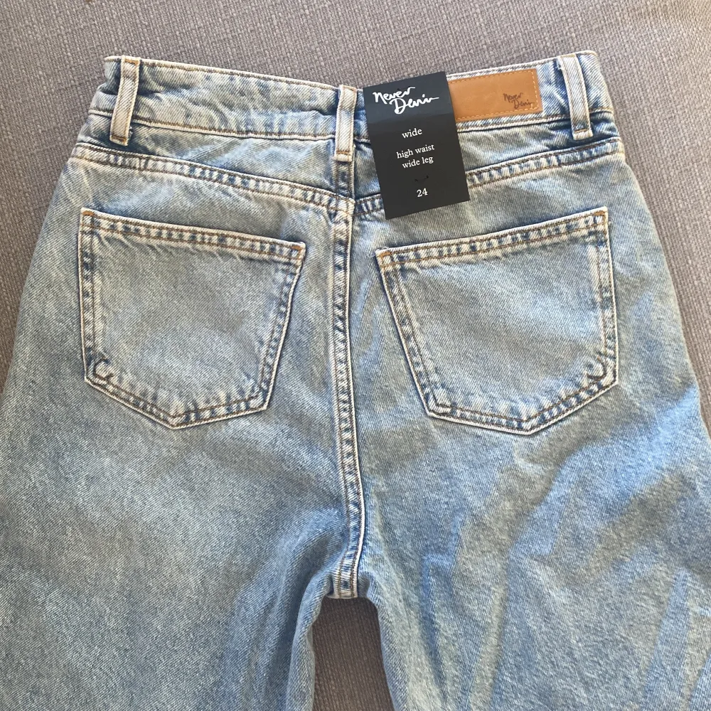 Never denim wide leg jeans från bikbok i storlek 24. De är helt oanvända och lappen är kvar.💓 Orginalpris 599kr. Jeans & Byxor.