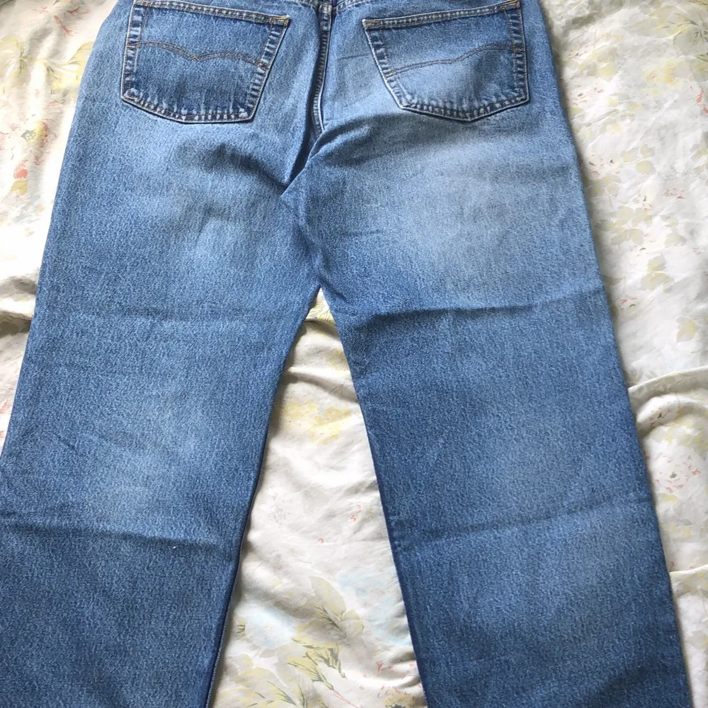 Ljusblåa straight jeans från märket John Pearsons & Son. Jeansen är av riktigt bra kvalite och är använda bara ett fåtal gånger. Inga defekter förutom en liten slitning på ena fickan. Kan mötas upp på Södermalm, annars betalar köparen för frakten.. Jeans & Byxor.