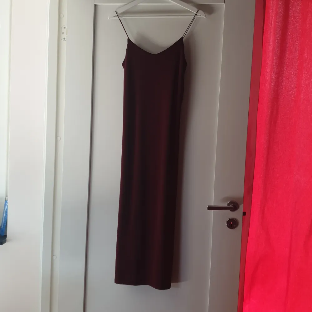 XS Zara long dress perfect for shorter people (I'm 154), double lining, polyester. Great for evening wear or casual.. Klänningar.
