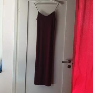 XS Zara long dress perfect for shorter people (I'm 154), double lining, polyester. Great for evening wear or casual.