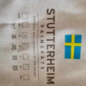 Stutterheim UNIK regnjacka från Provkollektion - Denna Stutterheim regnjacka är köpt för några år sedan kommer från en provkollektion och finns i begränsad upplaga. Storleken är small. Lite större men inte medium.