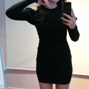 Svart långärmad klänning  - Svart långärmad klänning perfekt för lite kallare väder. Klänningen är nästan oanvänd och sitter jättefint på kroppen! 🖤