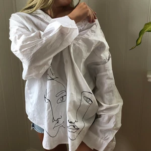 Mönstrad vid skjorta från MONKI stl S - Fint skick använd fåtal gånger köpt för 300 kr, säljer pga att den inte kommer till användning 🎀✨