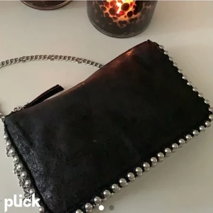 Zara väska - (Lånade bilder) jättefin mocka väska från zara i superskick som inte kommit till mycket användning. Den har flera innerfickor med bra utrymme💘 pris kan diskuteras