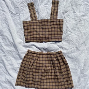 Matchande kjol och tröja   - Rutiga, matchande kjol och tröja med tjocka axelband 