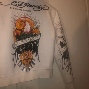 Ed hardy zip hoodie - Säljs pga 3 månaders regeln 😭 älskar denna men används aldrig. xl i barn storlek (passar xs-S) ordinarie pris gäller. 