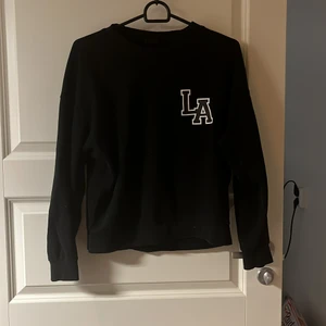 College tröja - Svart tröja från Gina tricot. Knappt använd Storlek Xs köparen står för frakten 
