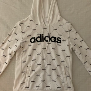 Addidas hoodie - Unik addidas hoodie med snygga detaljer i storlek S🤍 Den har aldrig kommit till användning och är använd 4-5 gånger. Köpt på addidas hemsida för några årsedan, betalade 599 för den, säljer billigt för 149💞kan diskutera priset