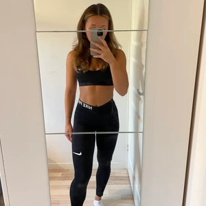 Träningstights - Nikepro träningstights i svart. Storlek xs