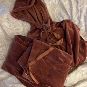 Mjukissett - Säljer mitt mjukissett från Lindex, använder aldrig så därför jag säljer 💕 (Färgen är typ lila/röd/rosa) 