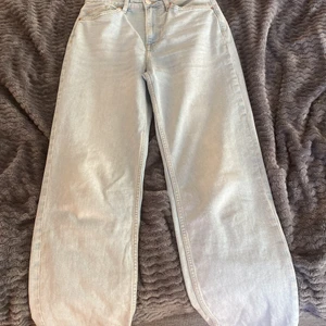 Ett par blåa jeans - Ett par blåa jeans från H&M i storlek 38. Använda några gånger.💓