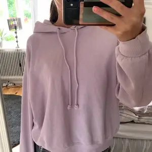 Mysig och superfin hoodie från H&M storlek M🌸 i bra skick!! Säljer då den inte används längre 💜💜